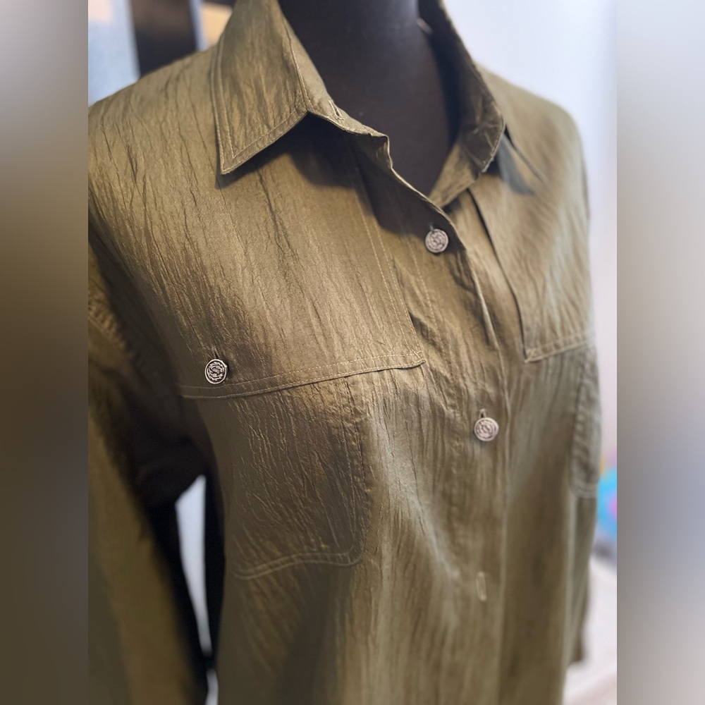 Karen Scott olive top sz 14 - button up with adjustable sleeves & front pockets